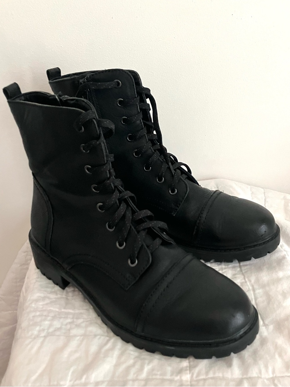 Universal Threads black faux leather basic edgy combat size zip boots size 9